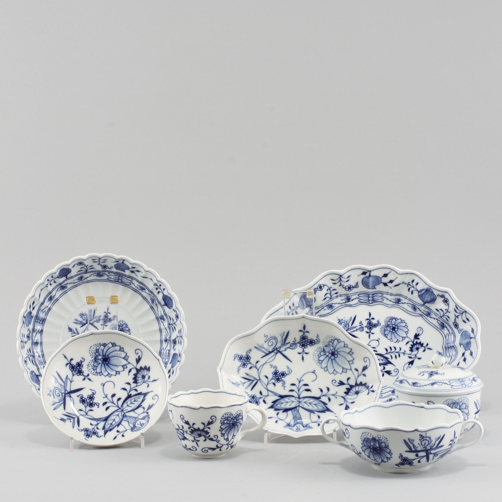 SERVISDELAR, 11 st, porslin, "Lökmönstret", Meissen, 1900-talets andra hälft.