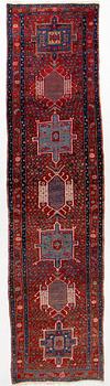 A runner carpet, 435 x 108 cm.