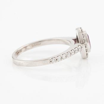 Ring 14K guld med en rosa fasettslipad safir och runda briljantslipade diamanter.
