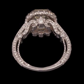 RING, 18K vitguld, diamant 5,014 ct, briljantslipade  diamanter totalt ca 0,90 ct. Vikt ca 8 g.