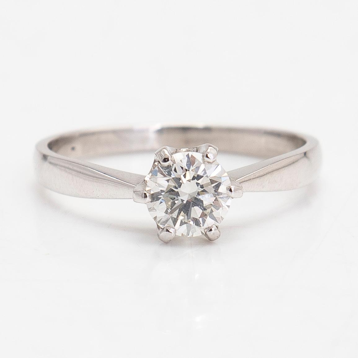 Ring, 14K vitguld, med en briljantslipad diamant ca 0.65 ct.