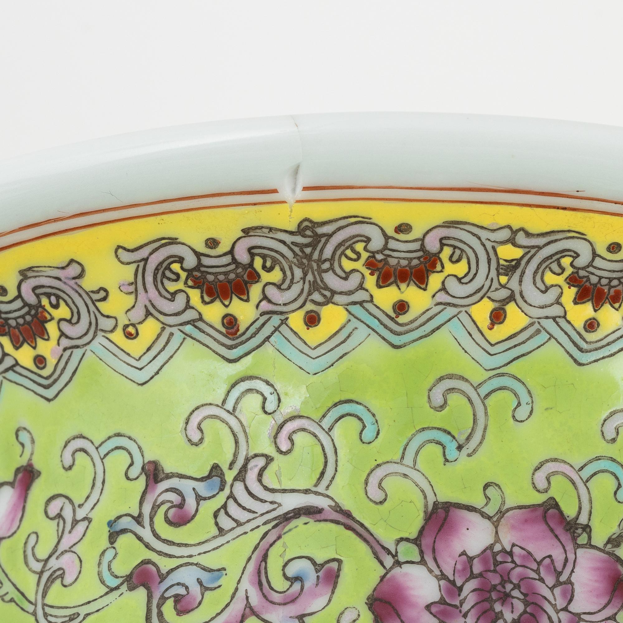 A Chinese porcelain vase from the 21th century.