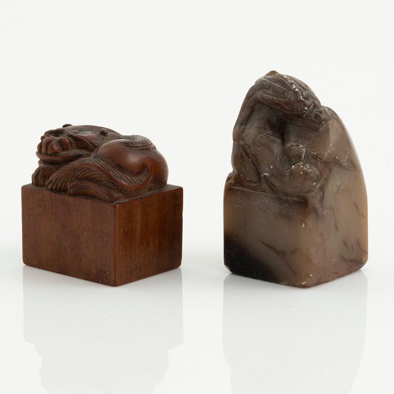 A set with two seals, two jade plaques and a necklace with sculptured beads, Qing dynasty.