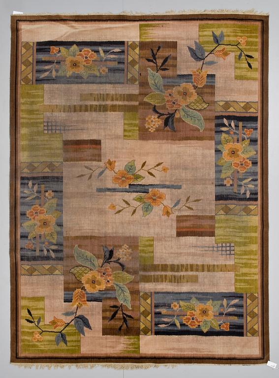 MATTA, maskinvävd, trol England, 1920/30-tal. Ca 343 x 250.