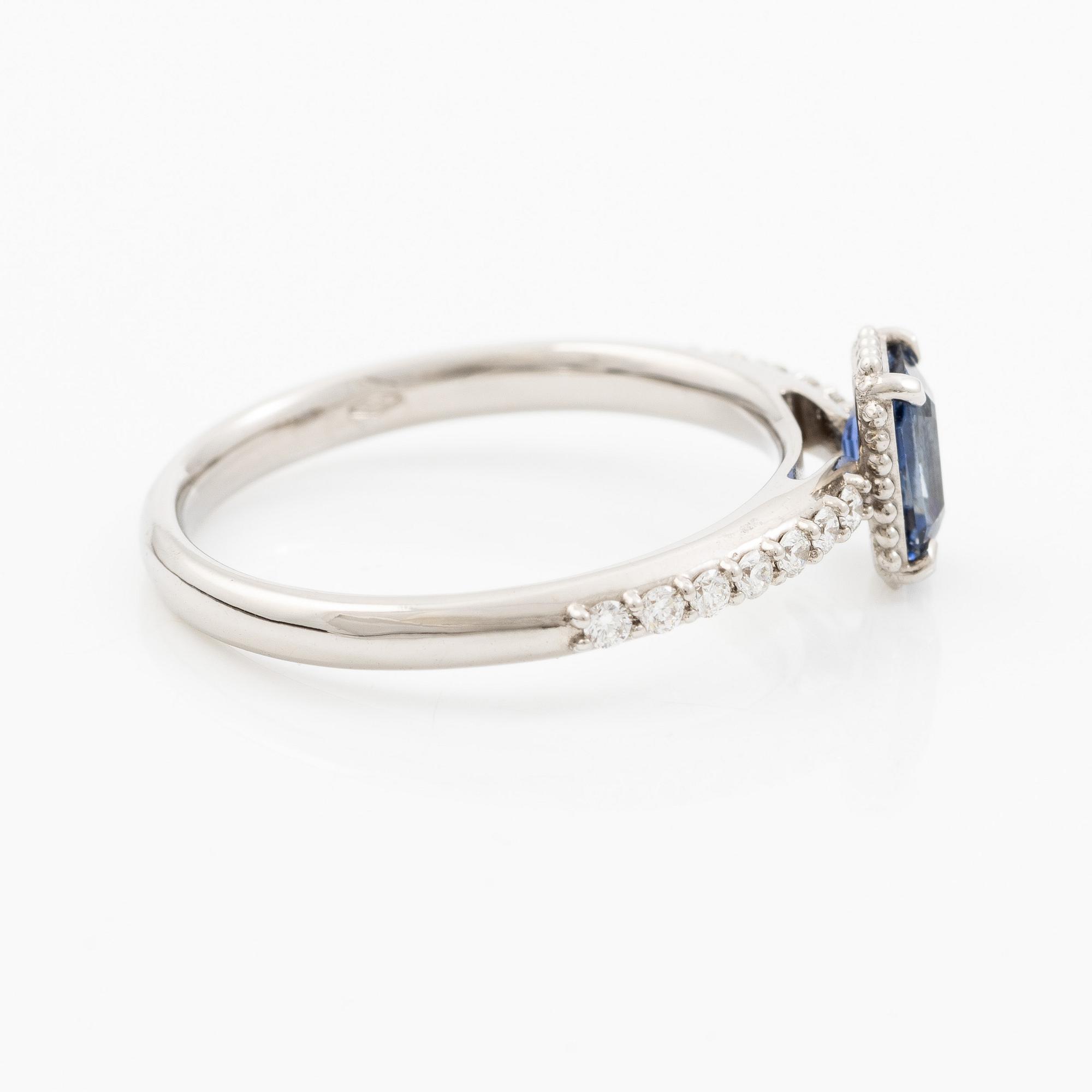 Ring 14K white gold with sapphire and brilliant-cut diamonds.