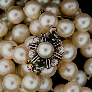 PÄRLCOLLIER, odlade saltvattenspärlor, lås i 18 k vitguld med smaragder.