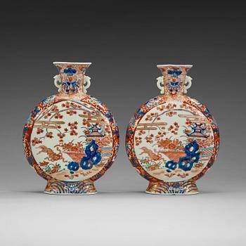 A pair of Japanese Imari moon flasks, Meiji period (1868-1912).