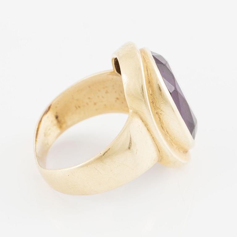 Ring, 18K gold with amethyst.