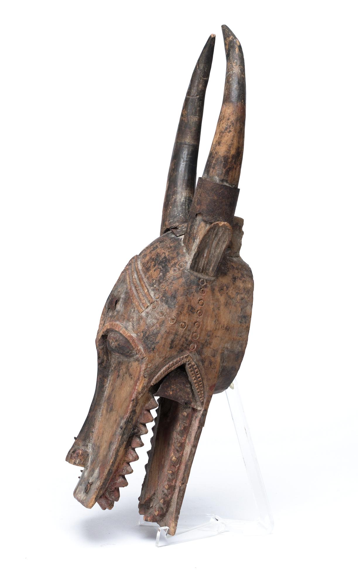 HUVUDPRYDNAD. Buffelhuvud. Trä och metall. Senufo-stammen. Côte d'Ivoire (Elfenbenskusten) 1940-tal. Höjd 42,5 cm.