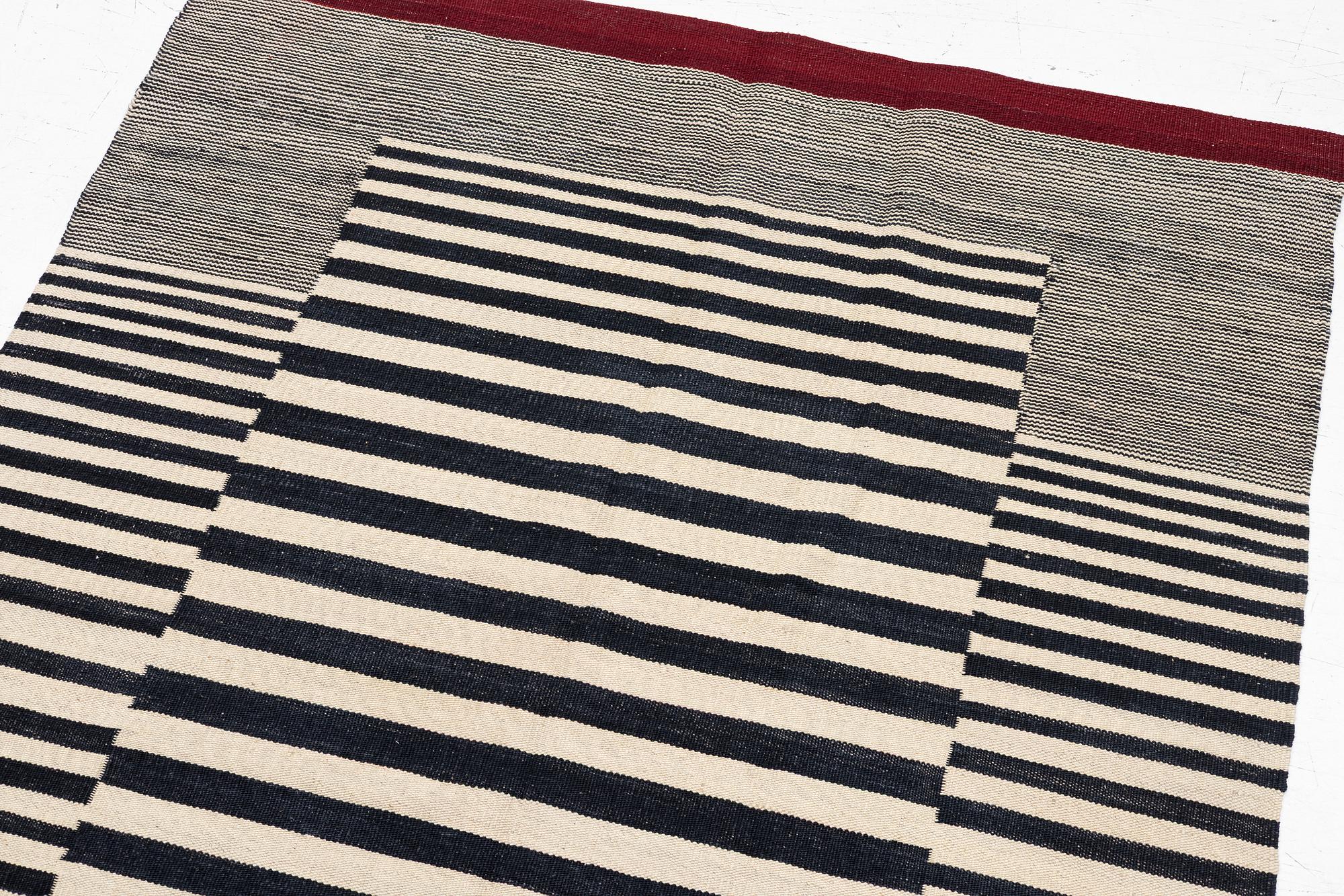 Matta, slätvävd, ca 177 x 128 cm.