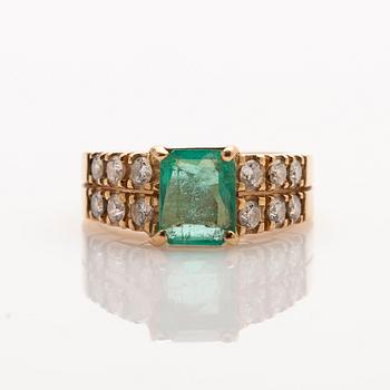 Ring, 18K gold with an emerald set in it and 12 brilliant-cut diamonds.