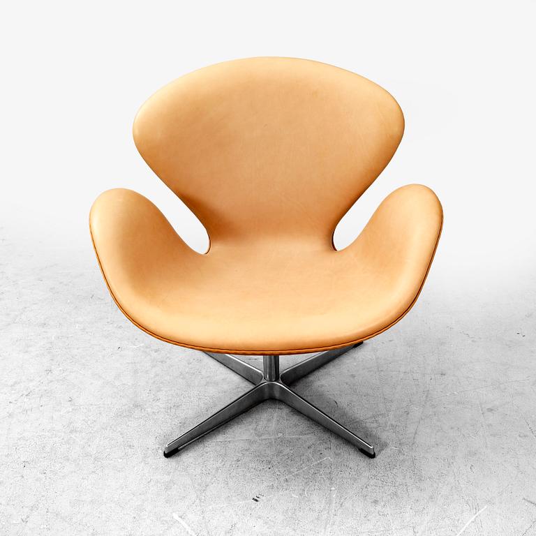 Arne Jacobsen, fåtölj "Svanen" för  Republic of Fritz Hansen, daterad 2006 Danmark.
