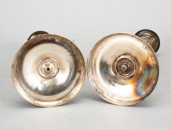 LJUSSTAKAR, ett par, försilvrade, empire, 1800-talets första hälft.