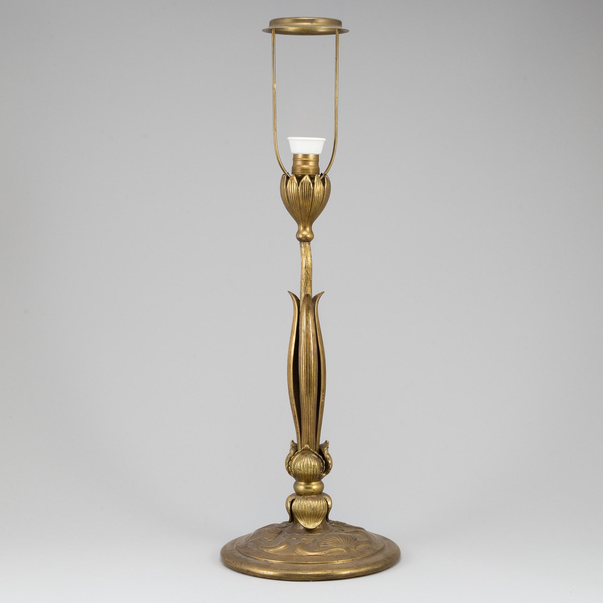 An art nouveau bronze table lamp, ca 1900.