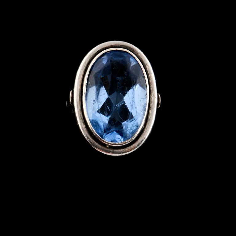 RING, sterlingsilver med ovalslipat blått glas, importstämplad. Vikt 8,1 g.