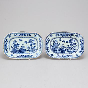 A pair of blue and white export porcelain serving dishes, Qing dynasty, Qianlong (1736-95).