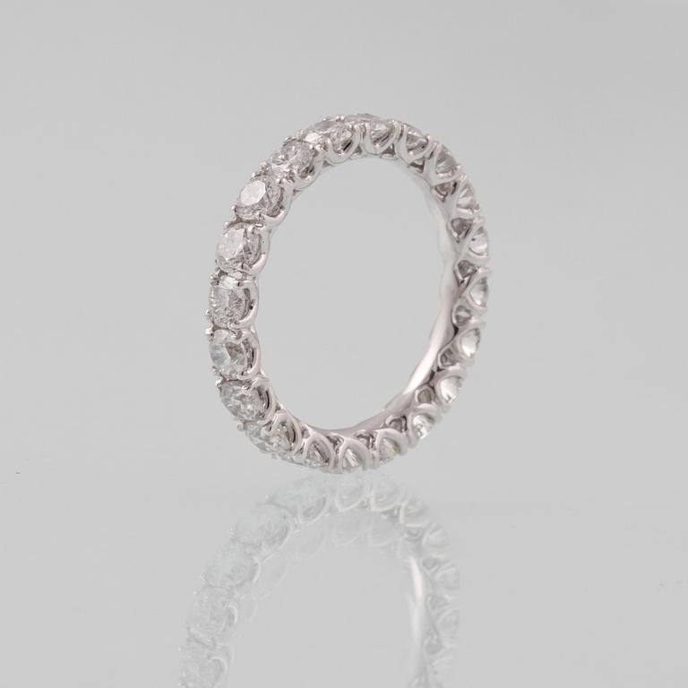 RING, 18K vitguld med 20 briljantslipade diamanter 2.64 ct. Vikt 2,2 gram.