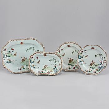 TALLRIKAR och FAT, 4 delar, porslin, Kina, 1700-tal.