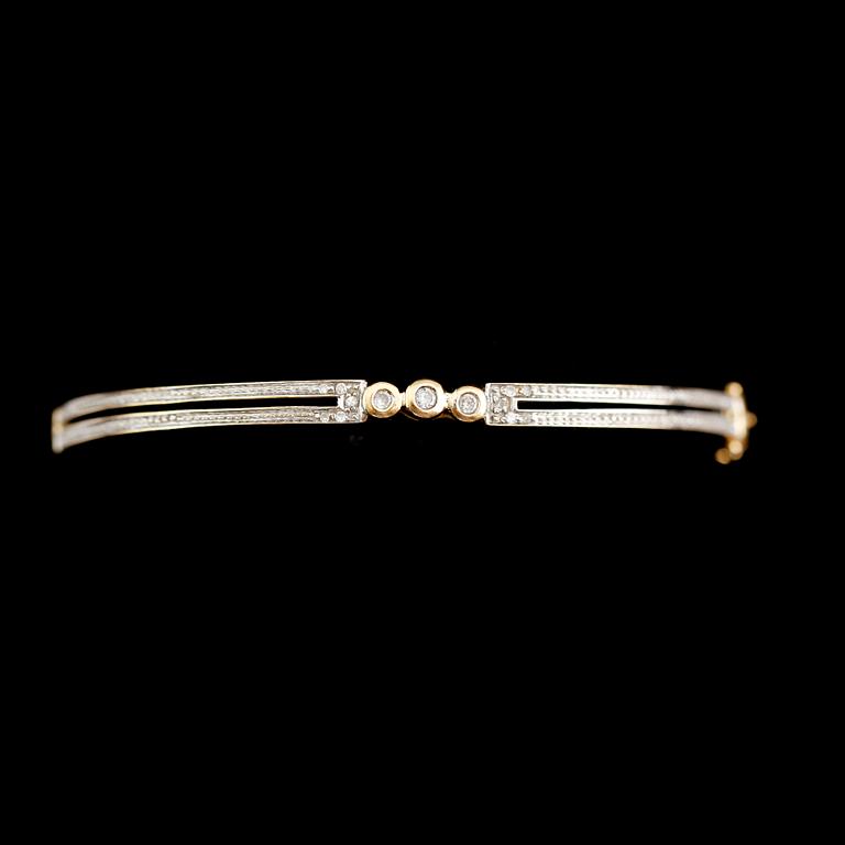 ARMBAND, 18 k guld med briljantslipade diamanter. Total vikt 10 g.