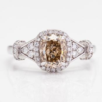 Ring, 14K vitguld och diamanter ca 1.84 ct totalt. IGI-certifikat.