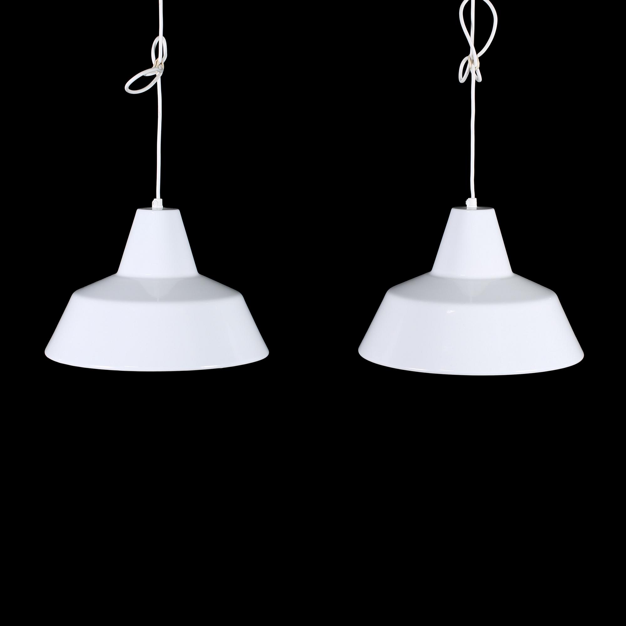 TAKLAMPOR, ett par, "Vaerkstedlampa", Arne Jacobsen, Louis Poulsen, 1900-talets andra hälft. Höjd ca 22 cm.