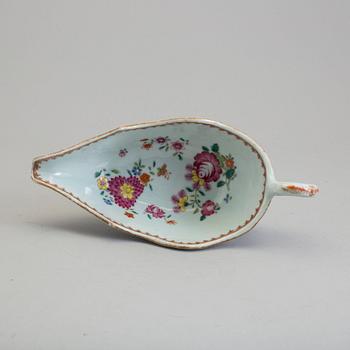 A famille rose export porcelain sauceboat, Qing dynasty, Qianlong (1736-95).