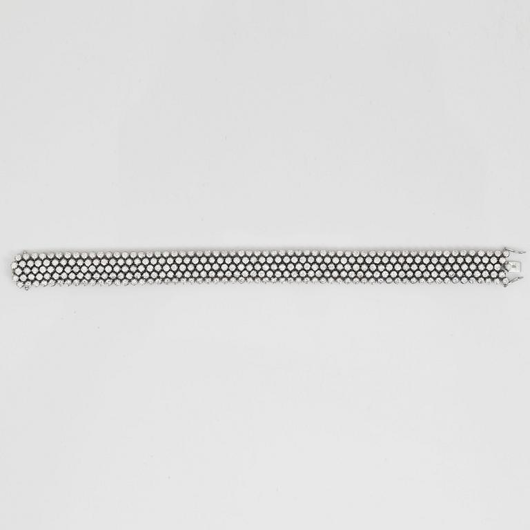 A brilliant cut diamond bracelet circa 15.00 ct.