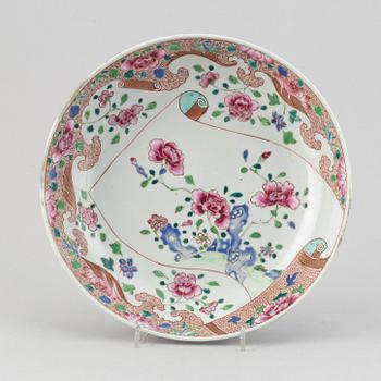 A famille rose serving dish, Qing dynasty, Qianlong (1736-95).