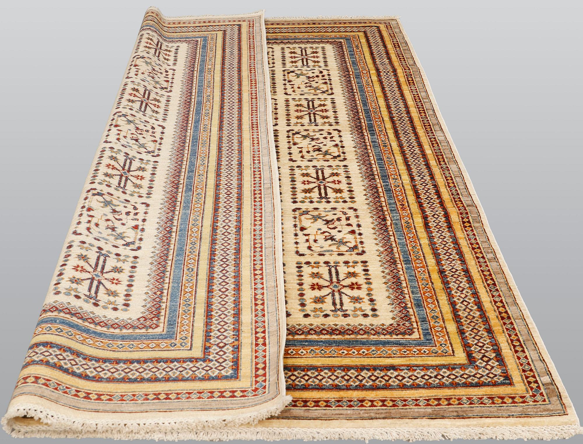 A carpet, Ziegler Design, approx. 253 x 172 cm.