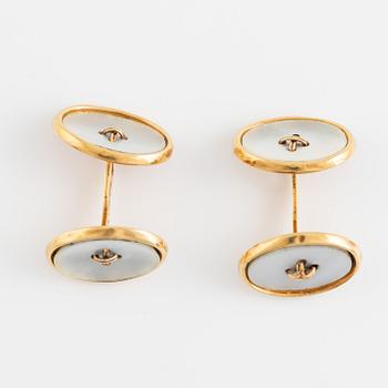 18K gold and mother of pearl cufflinks.