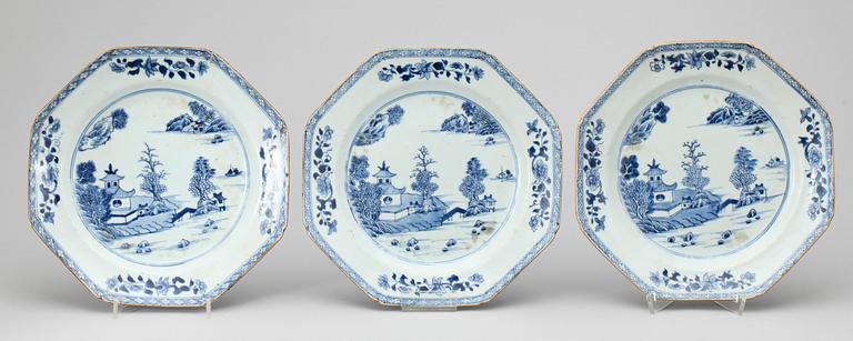 TALLRIKAR, 3 st, porslin, Kina, Qing dynastin, Qianlong (1735-96).
