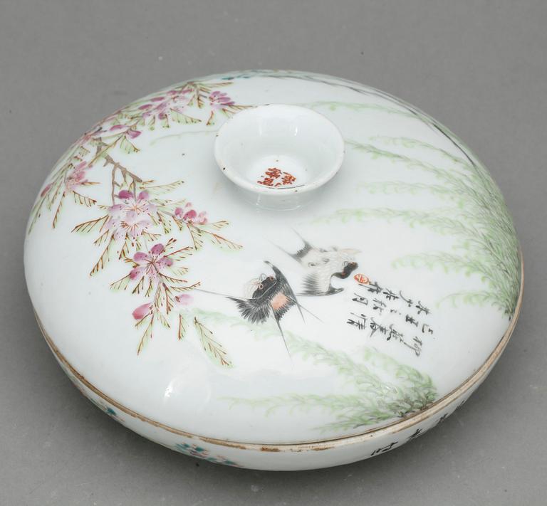 SKÅL MED LOCK. Porslin, Kina, 1800-tal.