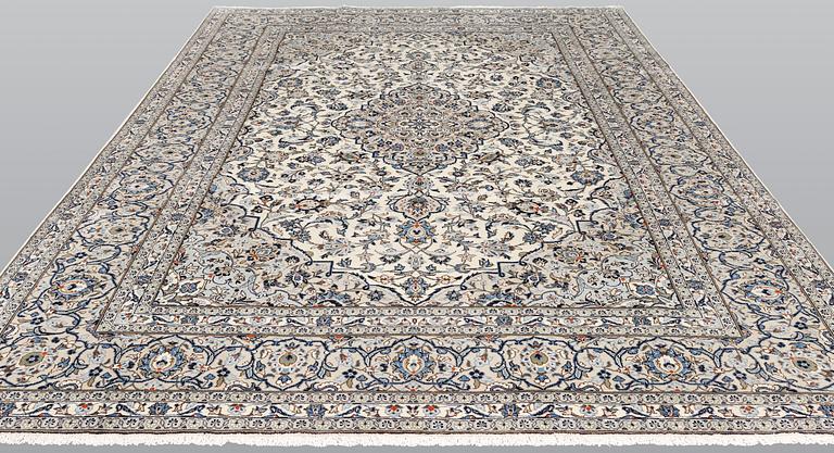 A Kashan carpet, ca 346 x 242 cm.