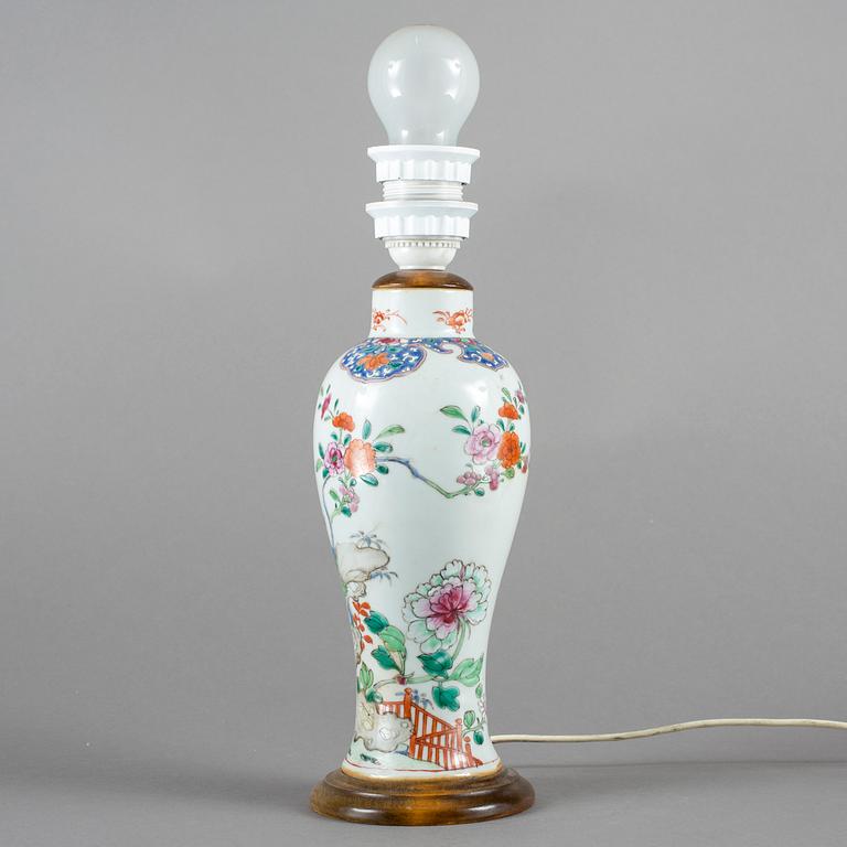 BORDSLAMPA. Porslin. Kina Qingdynastin.