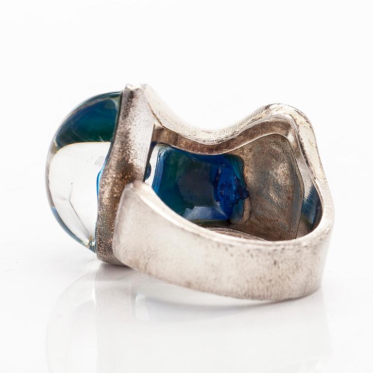 Björn Weckström, sormus, "Ara" sterlinghopeaa ja akryylia, Lapponia 1975.