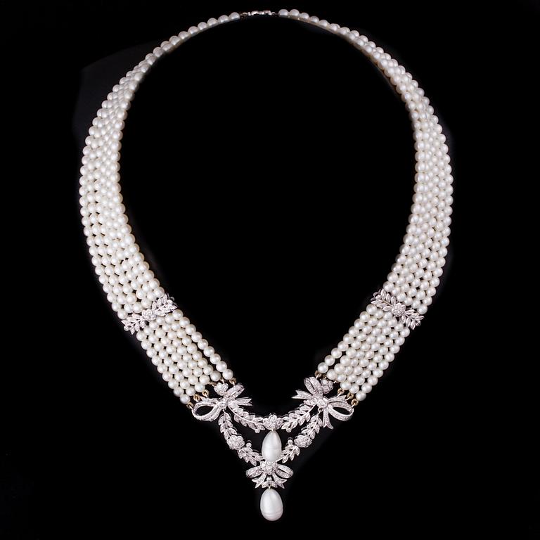 PÄRLCOLLIER, sexradigt, med 18K vitguld, briljantslipade diamanter.