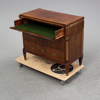 An early 19th Century mahogany chest of drawers.