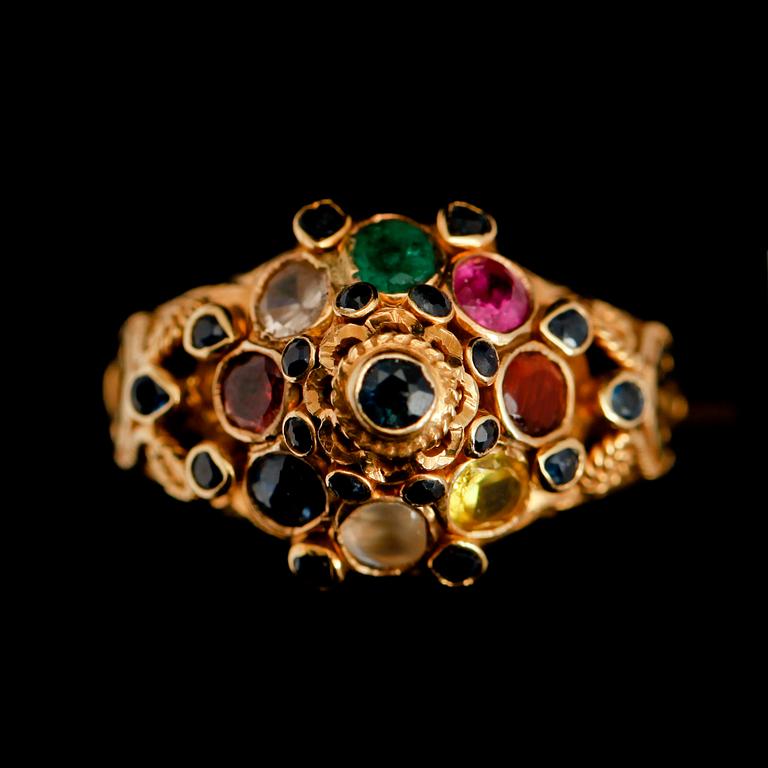 RING, 14 k guld, med olika ädelstenar, 1900-talets andra hälft.