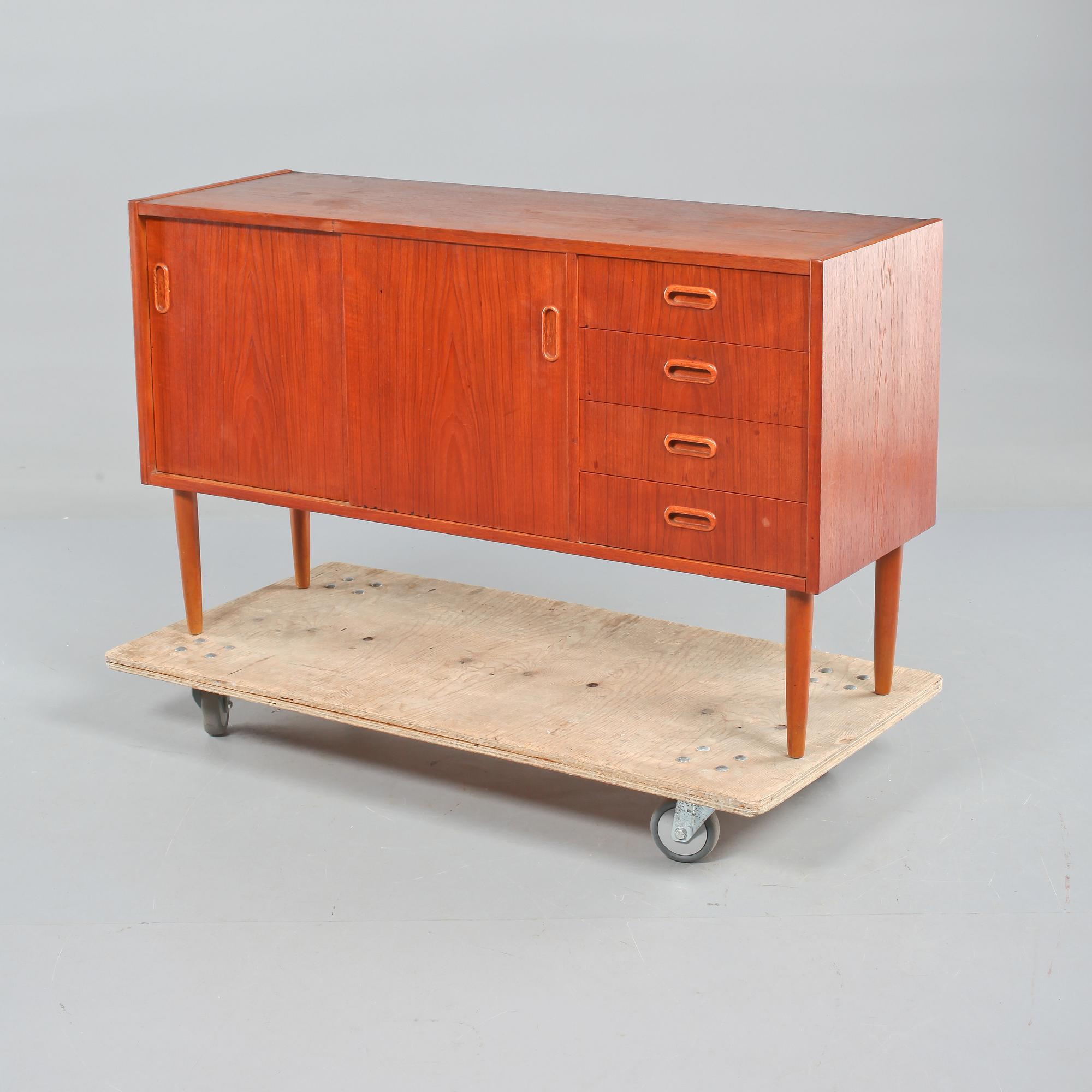 SIDEBOARD, 1900-talets tredje kvartal.