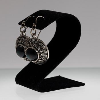 ARMSMYCKE, RING, ÖRHÄNGEN, silver, cabochonslipade spektroliter. Pentti Sarpaneva, Turun Hopea 1975.