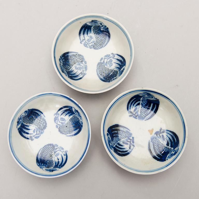 A set of six porcelain Chinese objects.