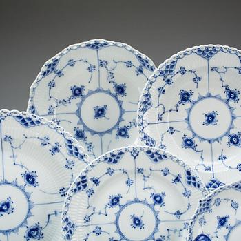 TE-, KAFFE och MATSERVIS, c:a 70 delar, porslin, "Musselmalet helblond" Royal Copenhagen, Danmark.