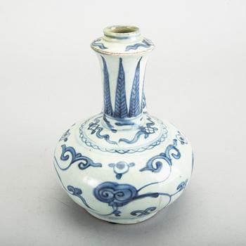 A blue and white kraak kendi, Ming dynasty, Wanli (1572-1620).