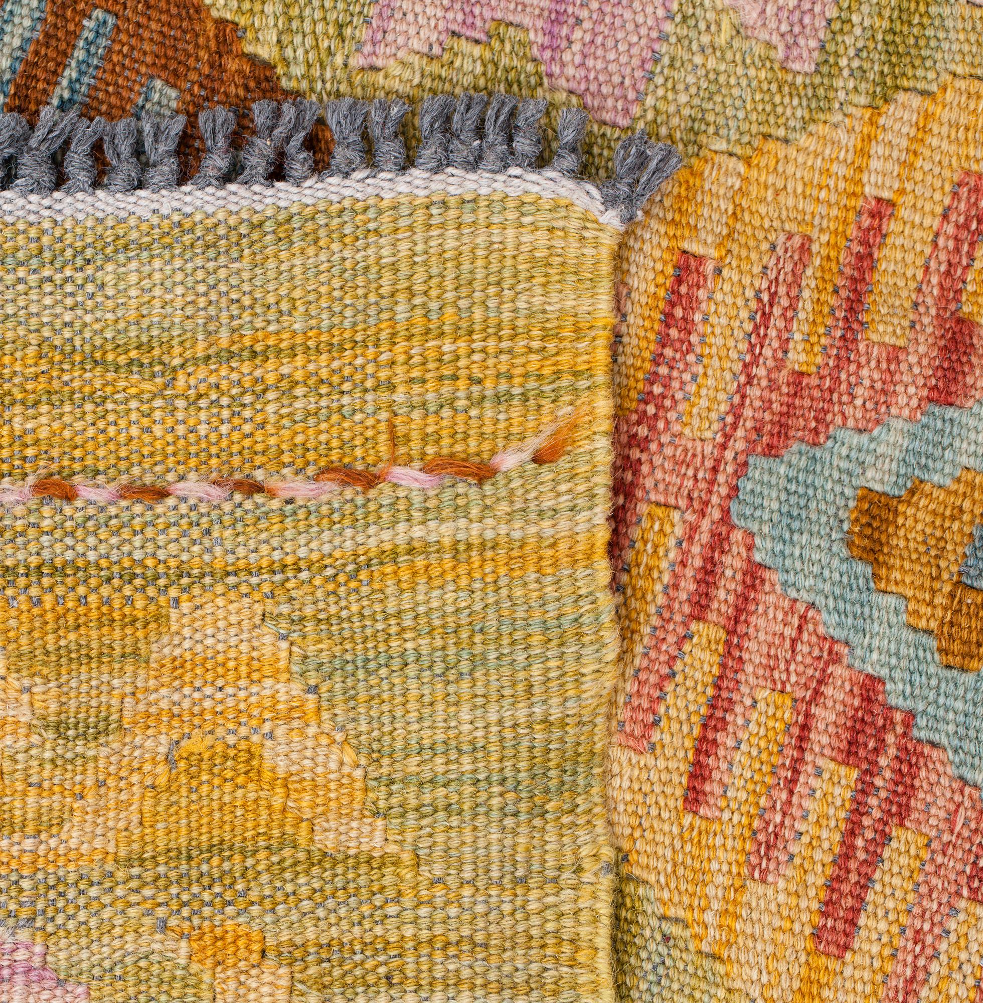 MATTA, Kelim med växtfärger. Ca 346x235 cm.