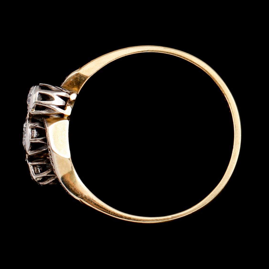 RING, 18 k guld med 3 briljantslipade diamanter, England, 1900-talets första hälft. Vikt ca 3 gram.