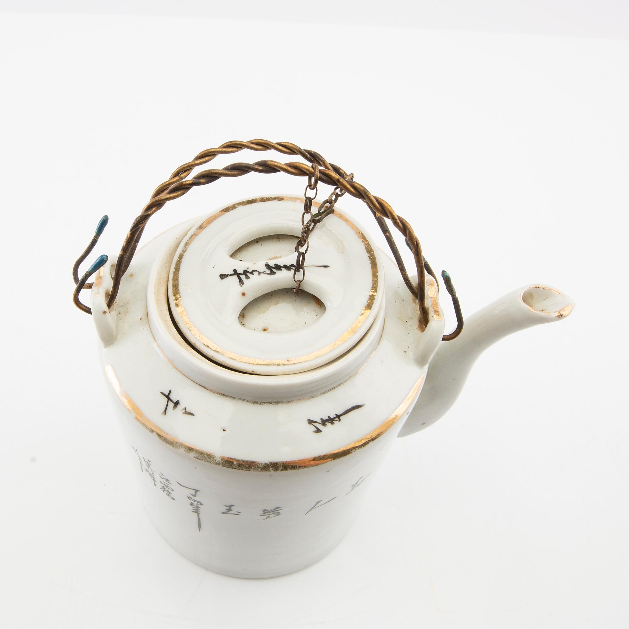 A group of Chinese porcelain, late Qing dynasty/20th Century.