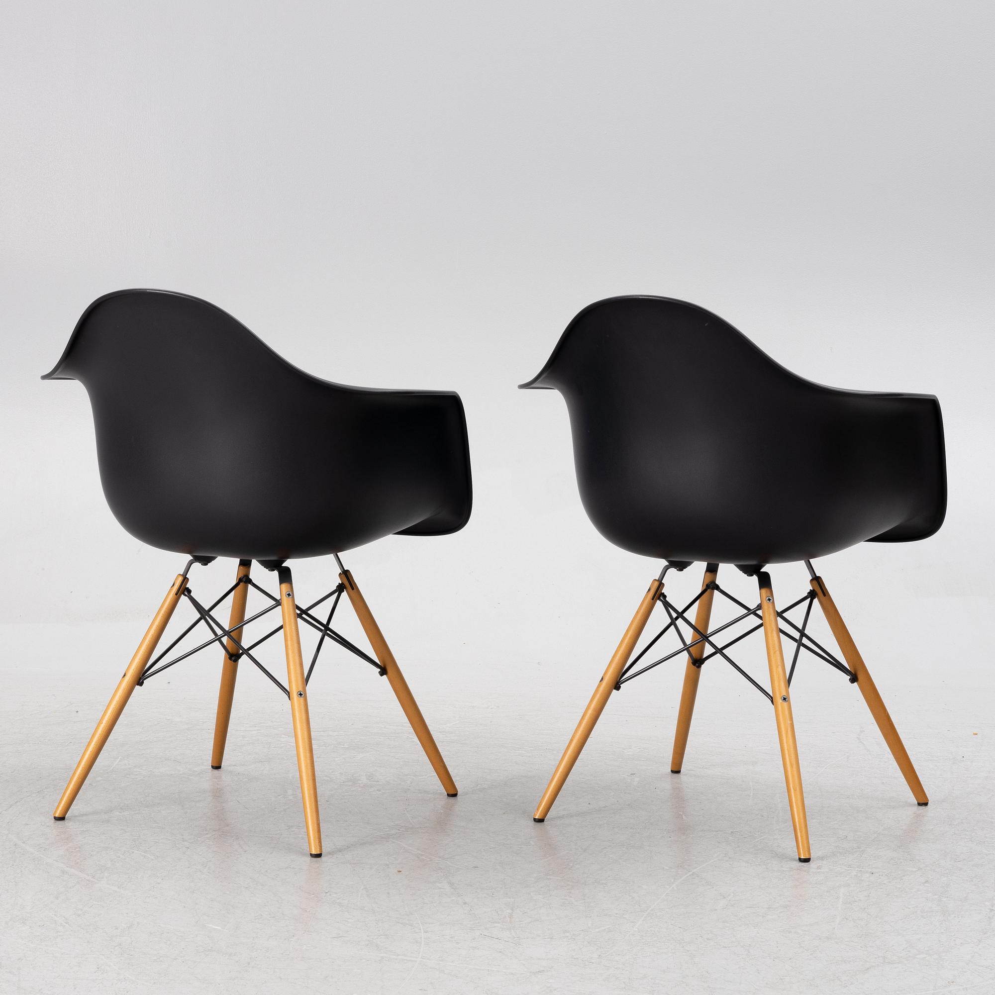 Charles & Ray Eames, stolar, ett par, "Plastic chair DAW", Vitra, Italien, 2015.