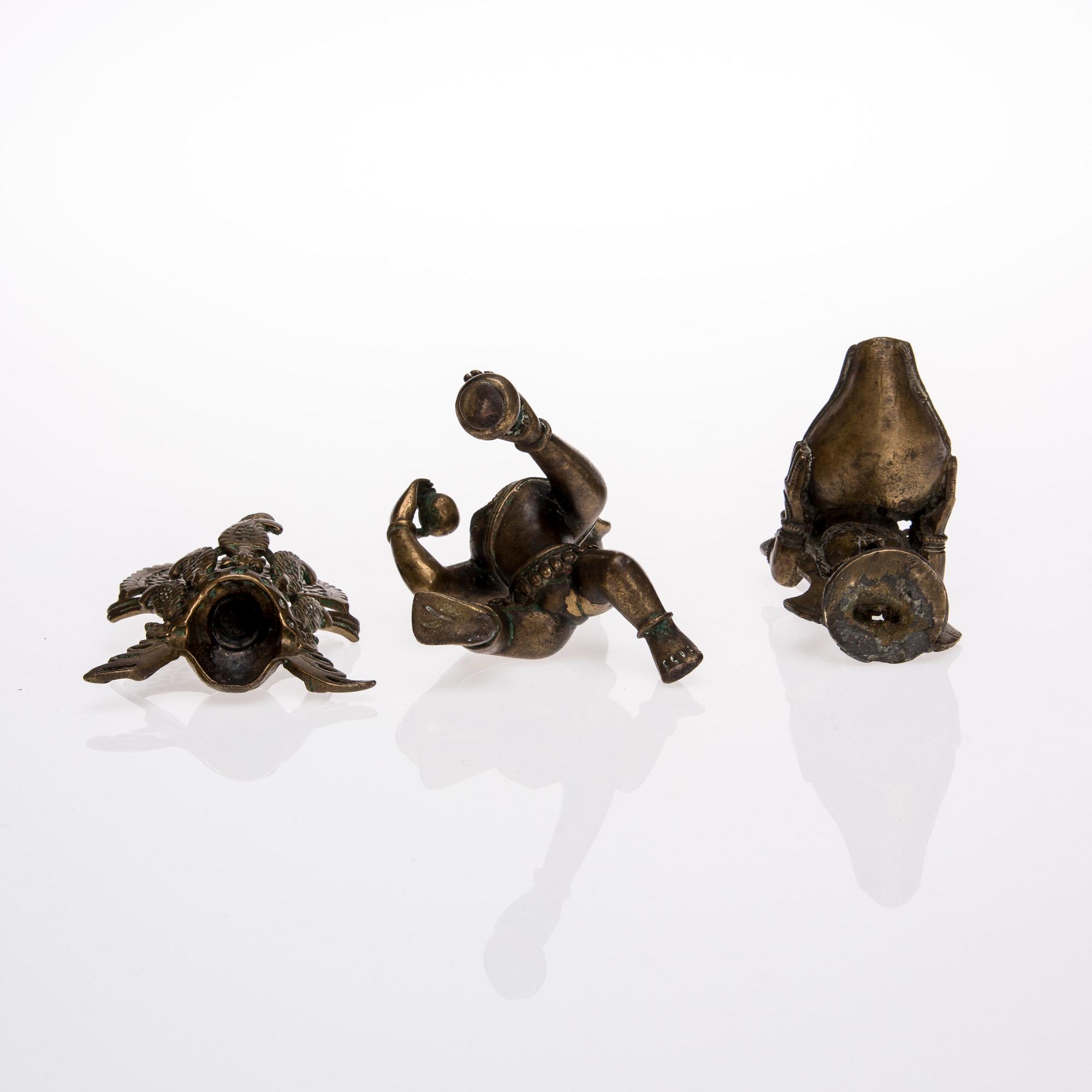 OLJELAMPA, mässing, 1900-talets första hälft samt SKULPTUR, "Buddha", mässing 1900-talets senare hälft.