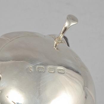 GRÄDDKANNOR, 3 st, silver, delvis England, 1700-1900-tal. Vikt 235 g.