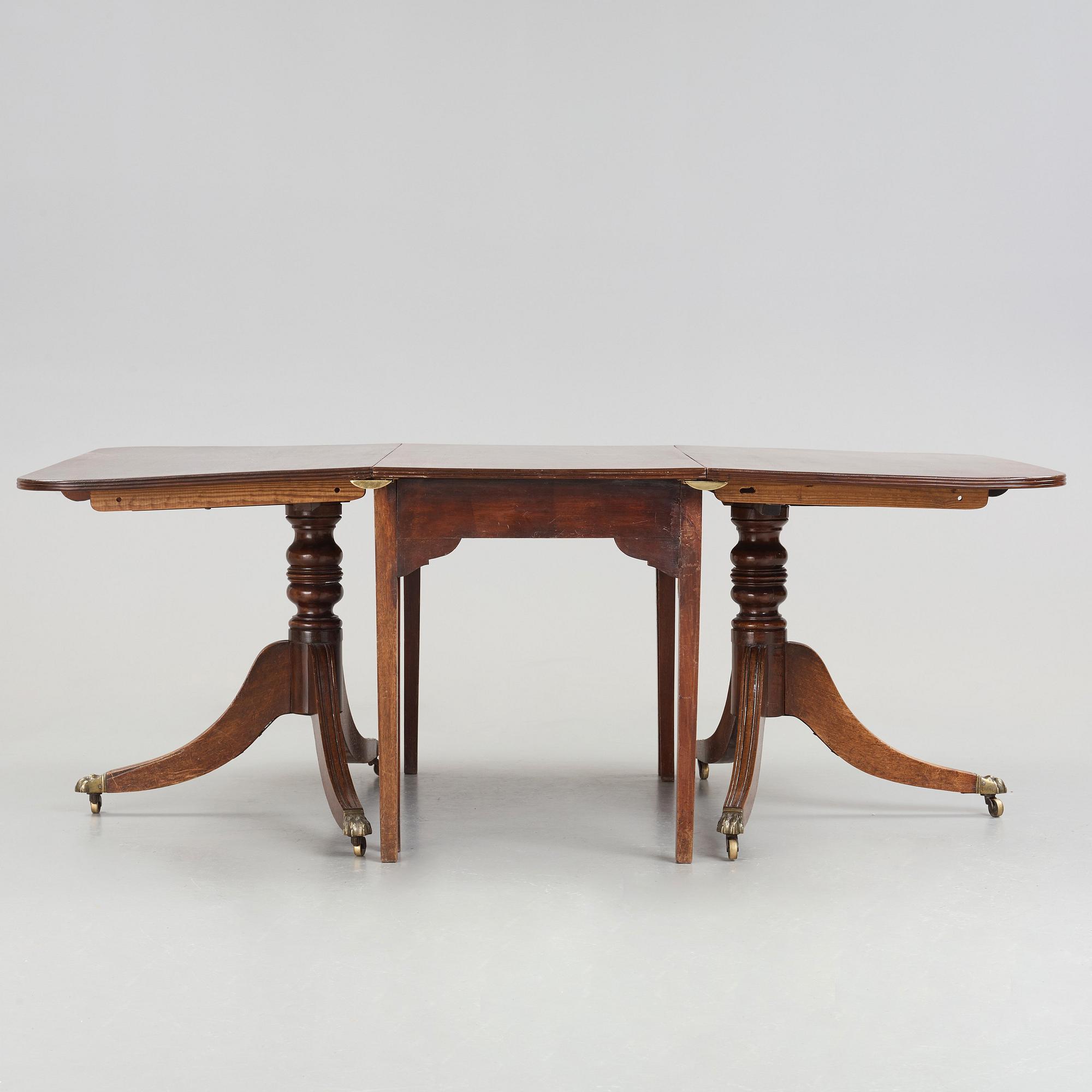 An English dinner table, beginning of the 20th century.